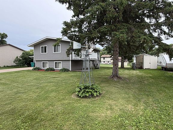 3rd image of 605 10th Ave NW