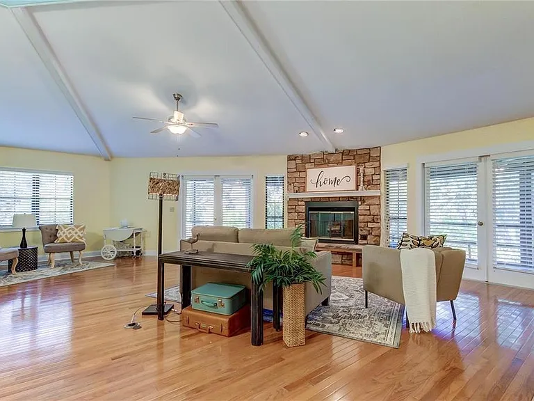 5828 Oakhurst Dr — Photo 6