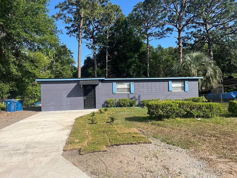 10437 Gailwood Cir E — Photo 1