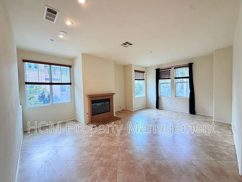 4 bed, 2.5 bath, 1671 sqft, $4,195 — Photo 4