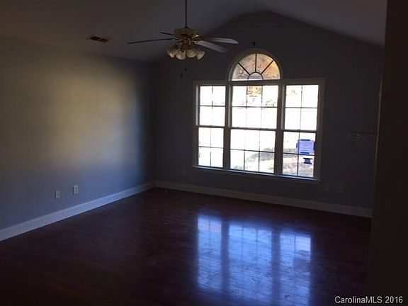 4th image of 1281 Creekview Dr