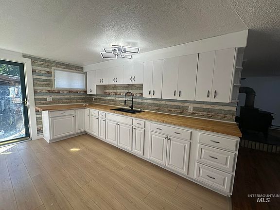 4th image of 385 Anchor St