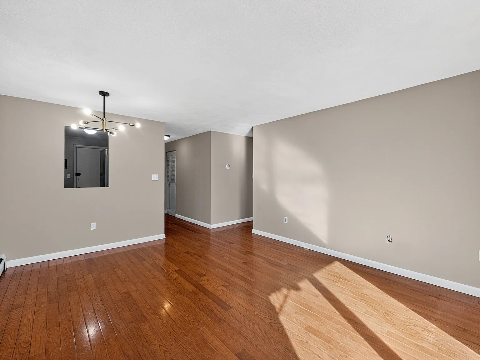 2 bed, 800 sqft, $2,300 — Photo 2