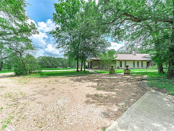 3rd image of 4992 Whispering Oaks Dr
