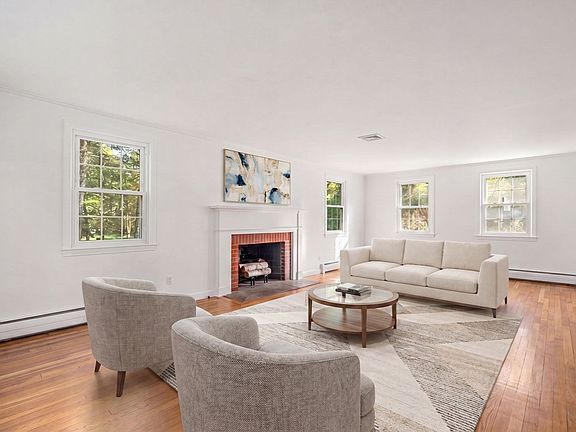 3rd image of 10 Bakers Hill Rd
