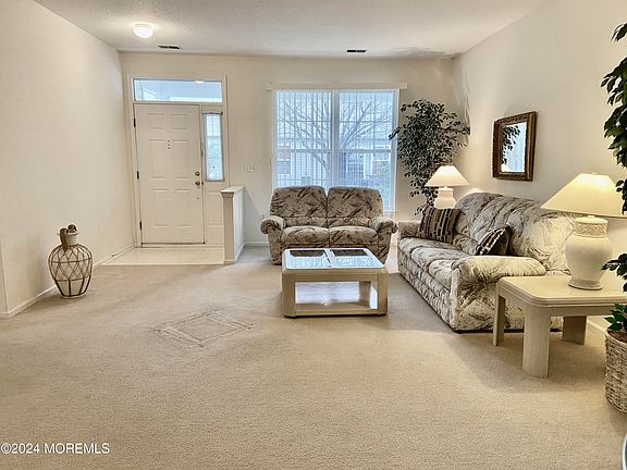4th image of 10 Golden Willows Avenue