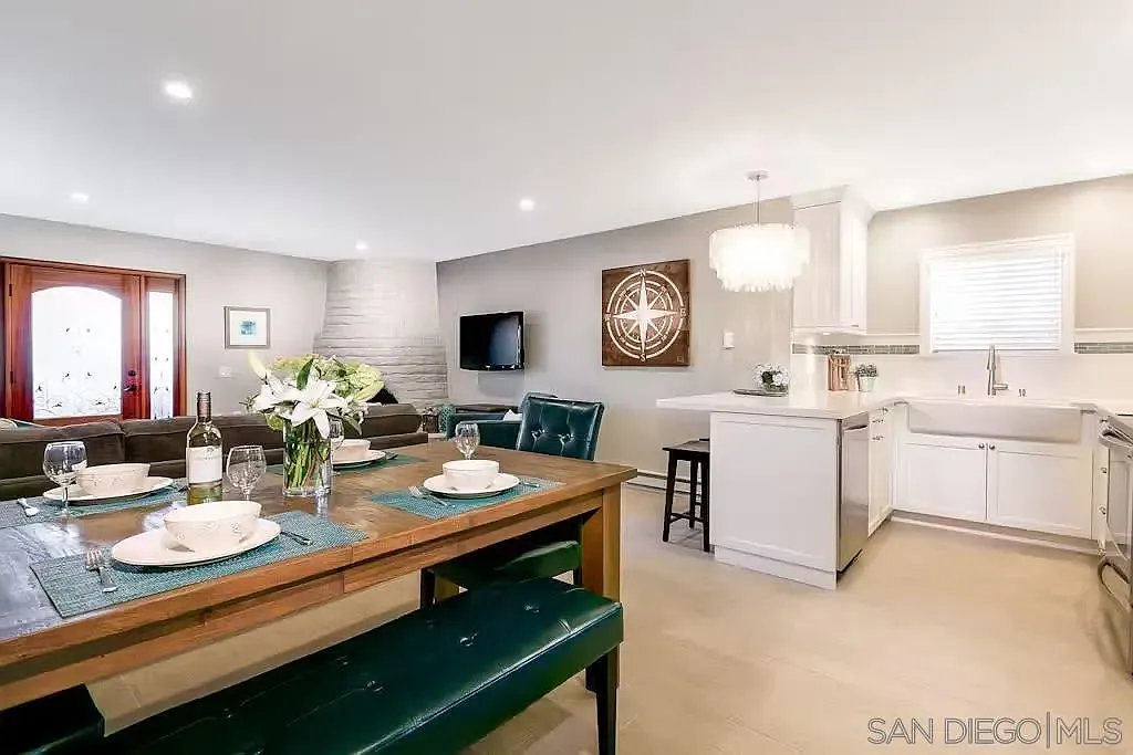 2 bed, 2.0 bath, 1010 sqft, $8,900 — Photo 2