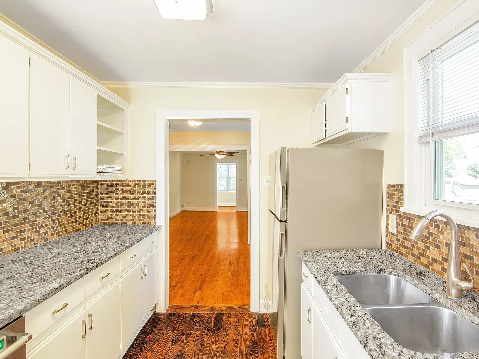 4 bed, 1900 sqft, $3,400 — Photo 3