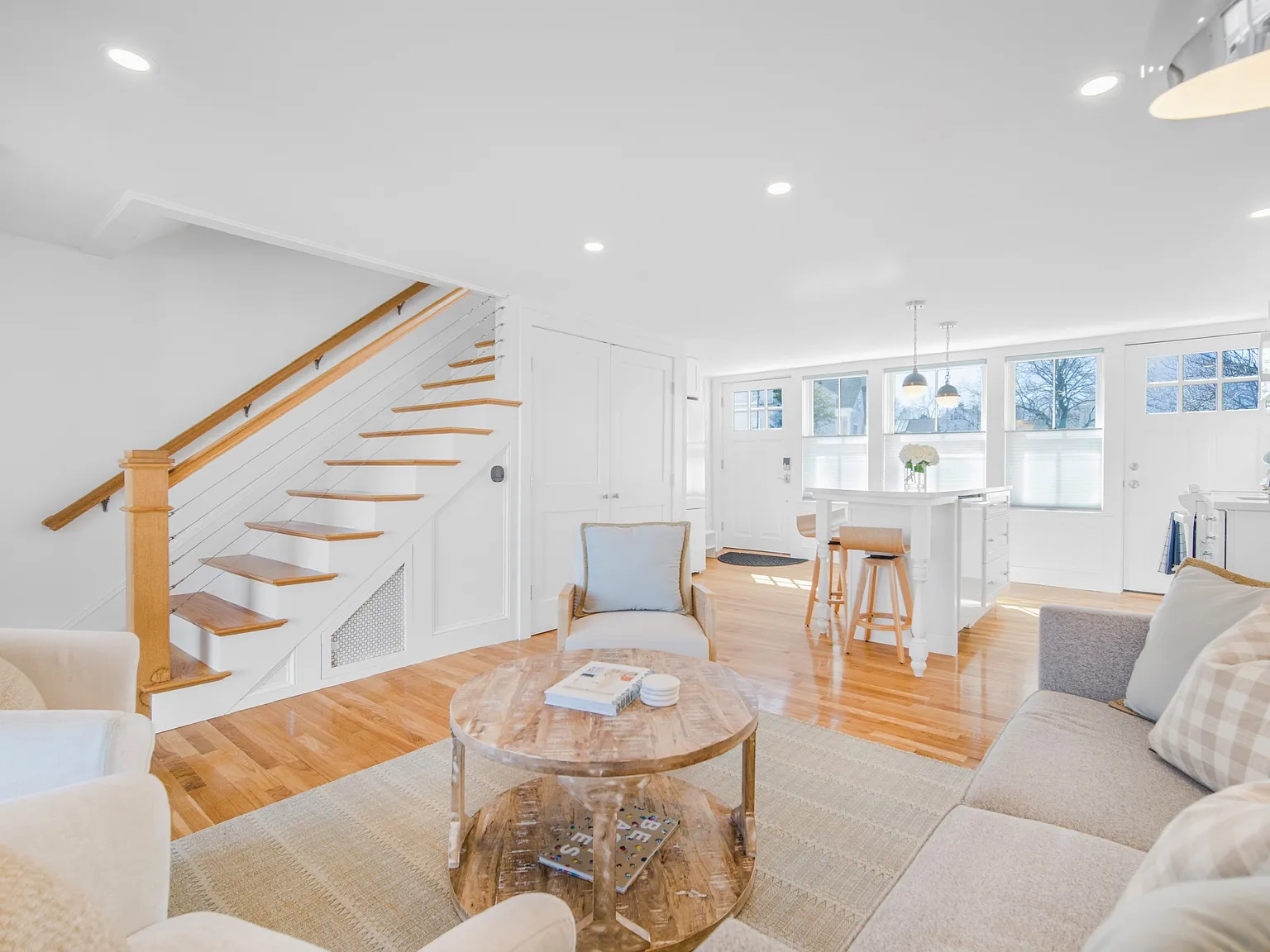 3 bed, 1000 sqft, $4,000 — Photo 2