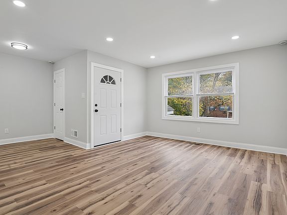 2nd image of 527 Homestead Rd APT B