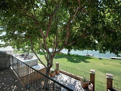 4th image of 240 E Riverfront Dr