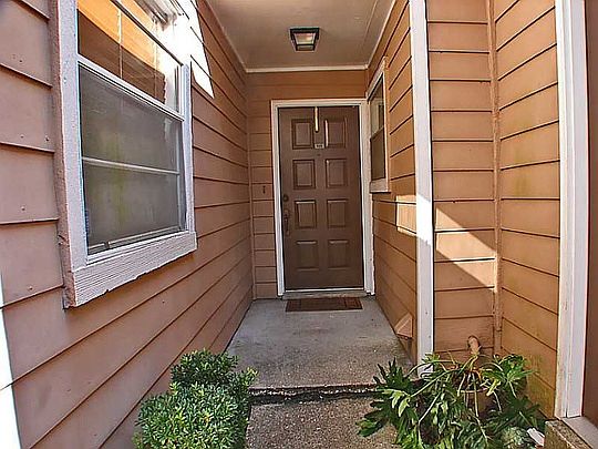 2nd image of 2425 Oxford Pl APT 163
