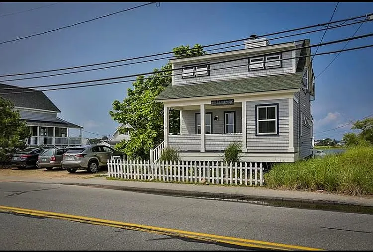 81 Northern Blvd — Photo 1