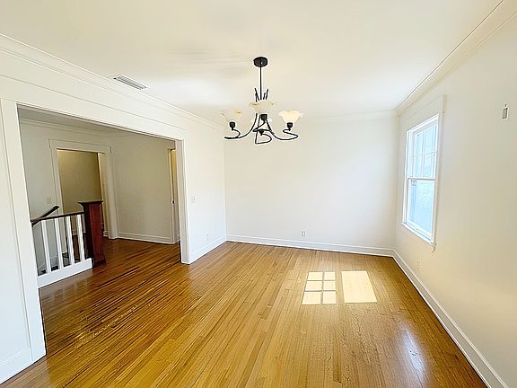 5th image of 618 N Beachwood Dr