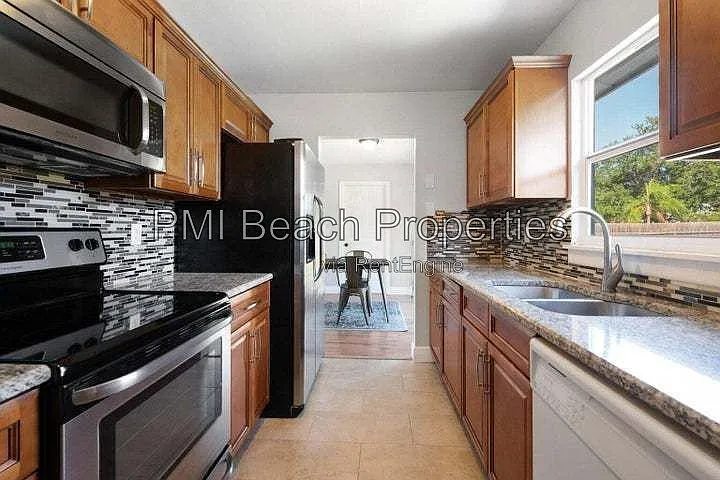 3 bed, 1.5 bath, 1050 sqft, $2,300 — Photo 2
