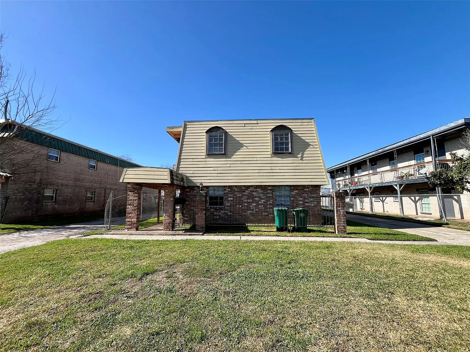 2 bed, 1.0 bath, 3600 sqft, $1,200 — Photo 3