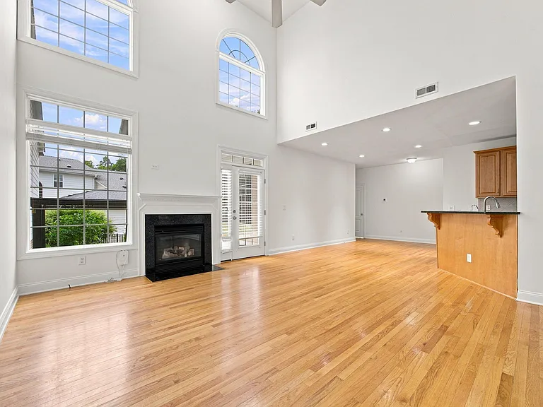 401 Waverly Hills Dr — Photo 3