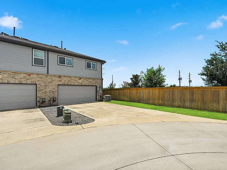 8050 Scanlan Trce — Photo 34