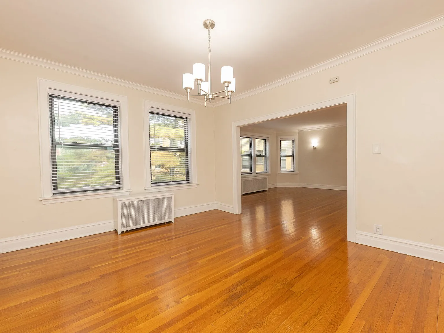 605 Hinman — Photo 2