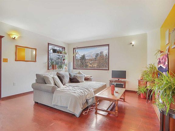 4th image of 910 S Main St