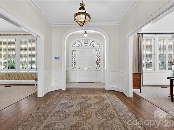 4th image of 700 Queens Rd