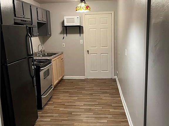 4th image of 841 Larkin Ln SW #1