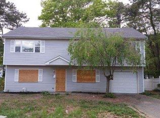 136 N 25th St, Wheatley Heights, NY 11798