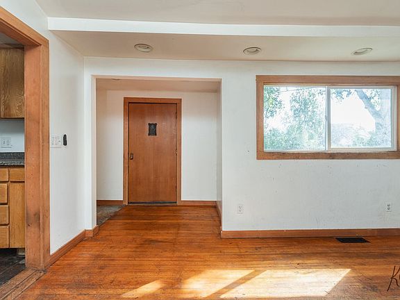 4th image of 218 Antoinette Ave