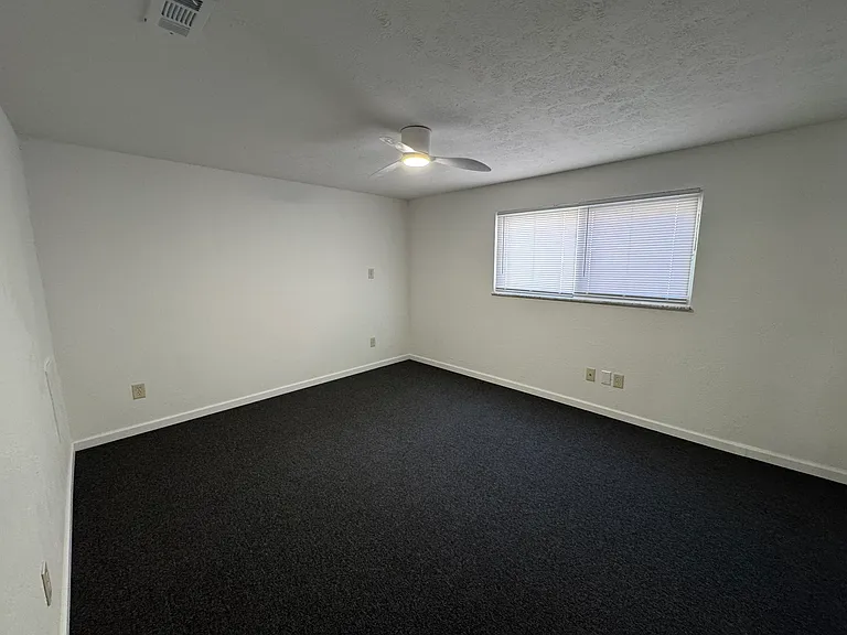 1117 Irving Ave — Photo 4