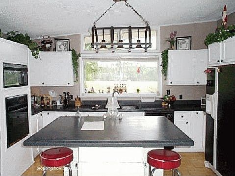 Chefs Dream Kitchen w/ trash compactor!