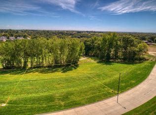 440 Harvest Rd, Pella, IA 50219