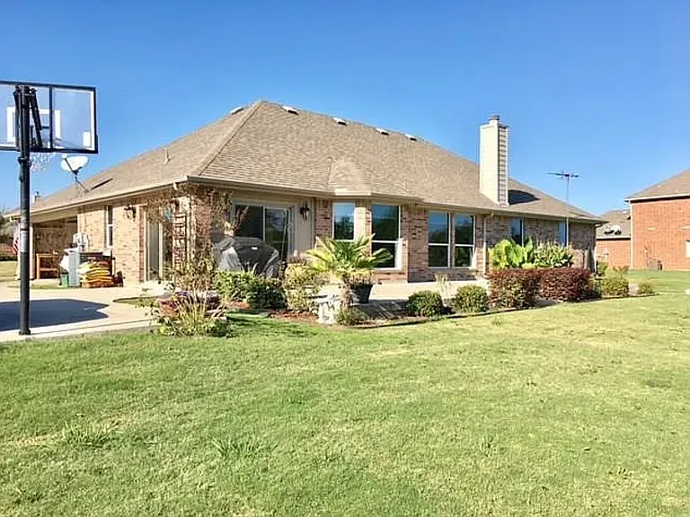 202 Valen Dr — Photo 5