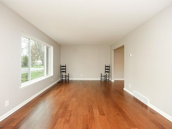 3rd image of 548 Old Creek Dr