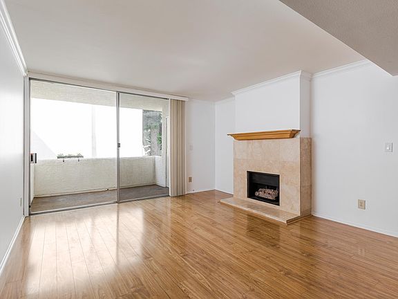 2nd image of 5325 Newcastle Ave Unit 219