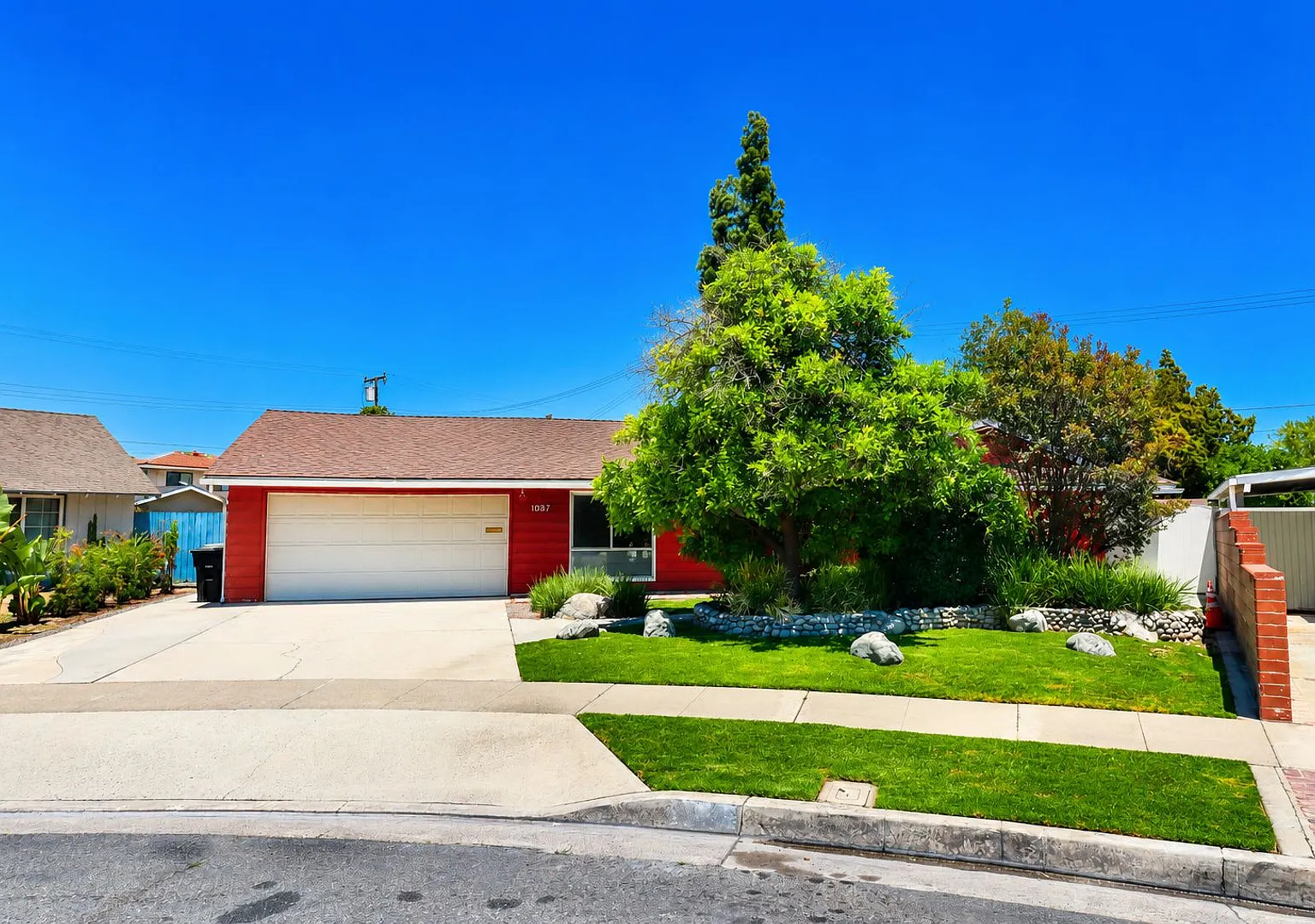 Large 6 Bedroom - Huge Yard - Students Welcome — Photo 1