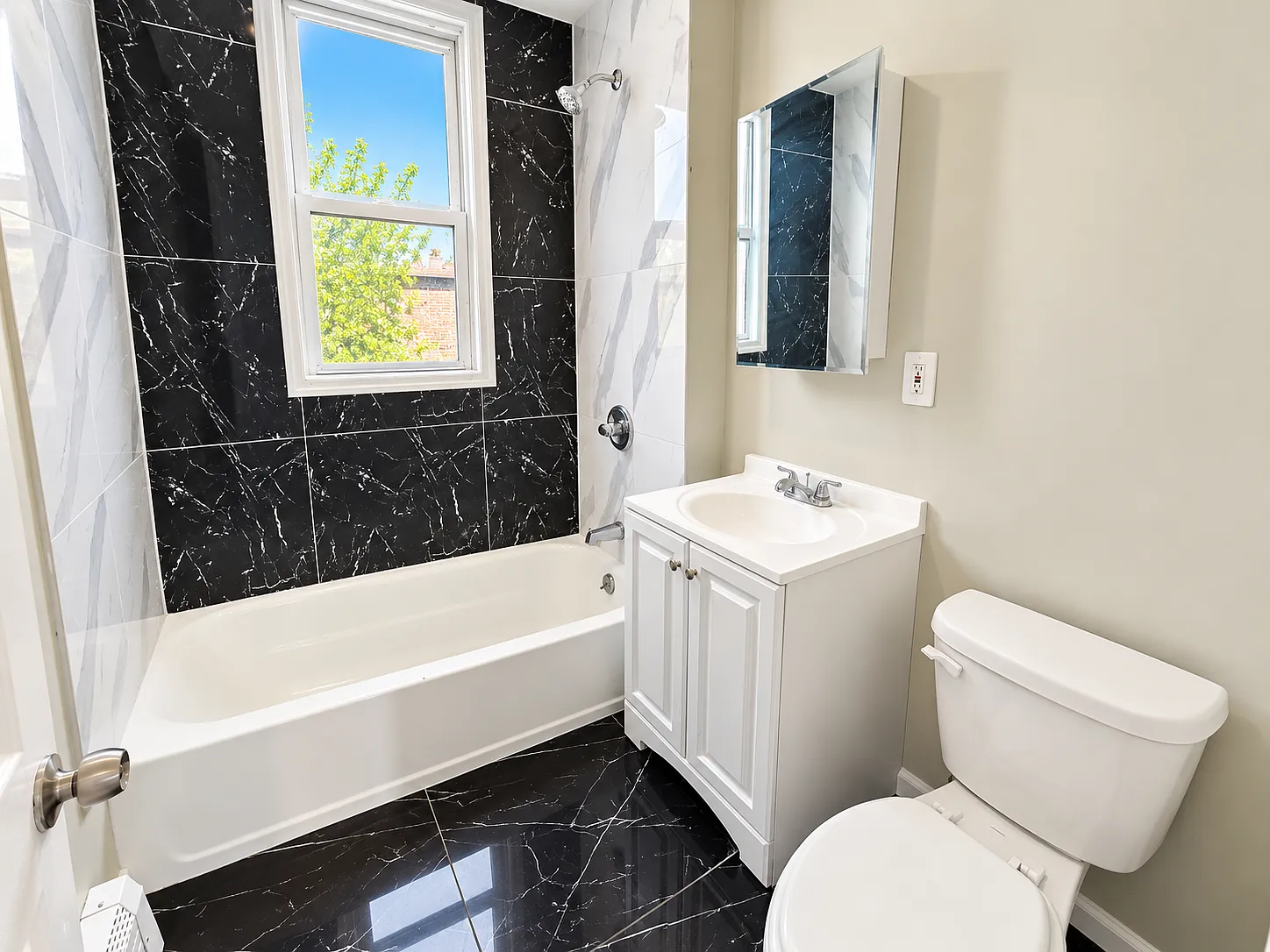 4 bed, 1.5 bath, 1350 sqft, $2,195 — Photo 3