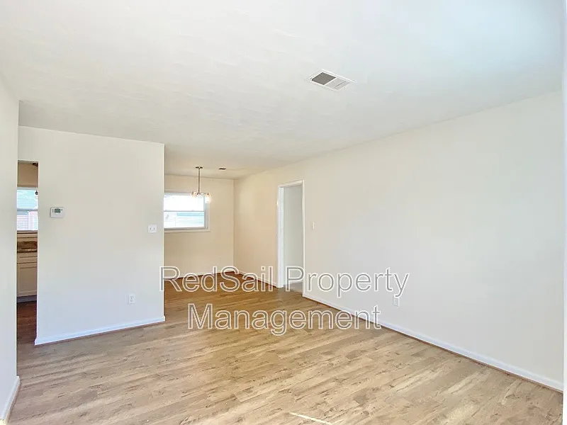 3 bed, 1.0 bath, 1135 sqft, $1,795 — Photo 2