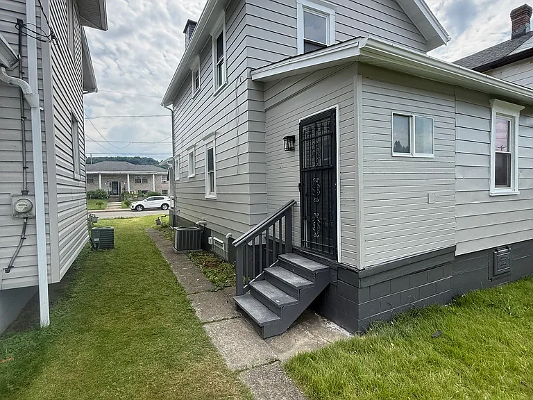 921 1st Ave — Photo 23