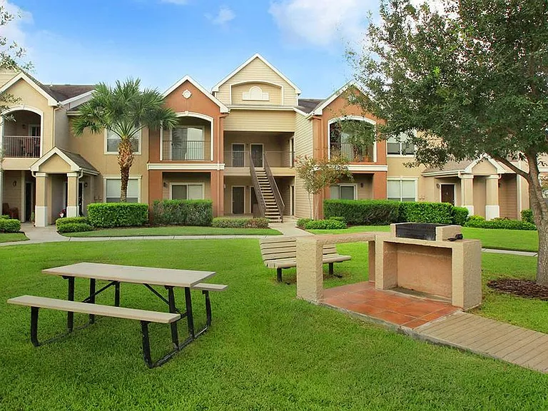 Las Palmas Apartments — Photo 14