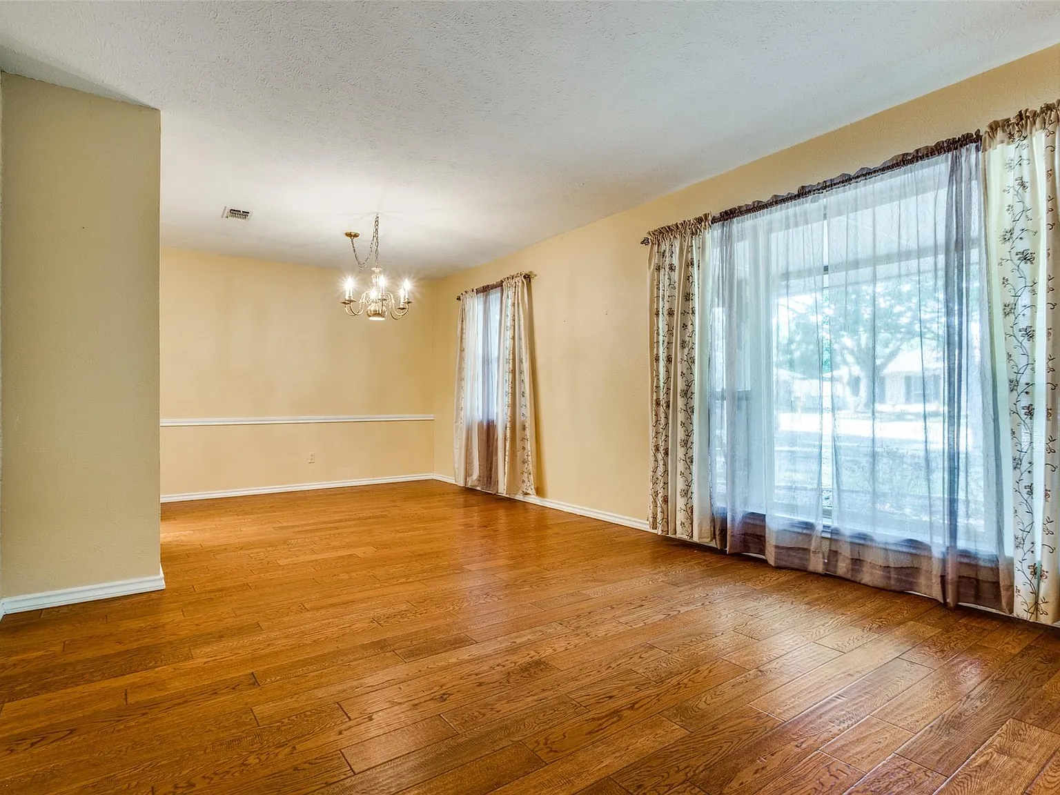 4 bed, 1954 sqft, $2,600 — Photo 3