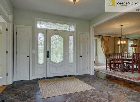Beautiful, bright tile entry way welcomes you!