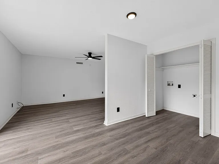 302 Independence Dr — Photo 16