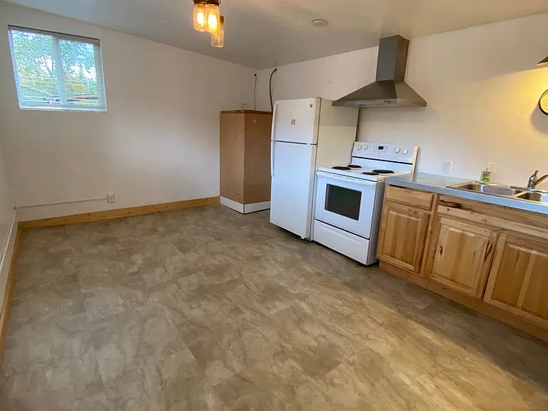 716 NE Quimby Ave — Photo 2