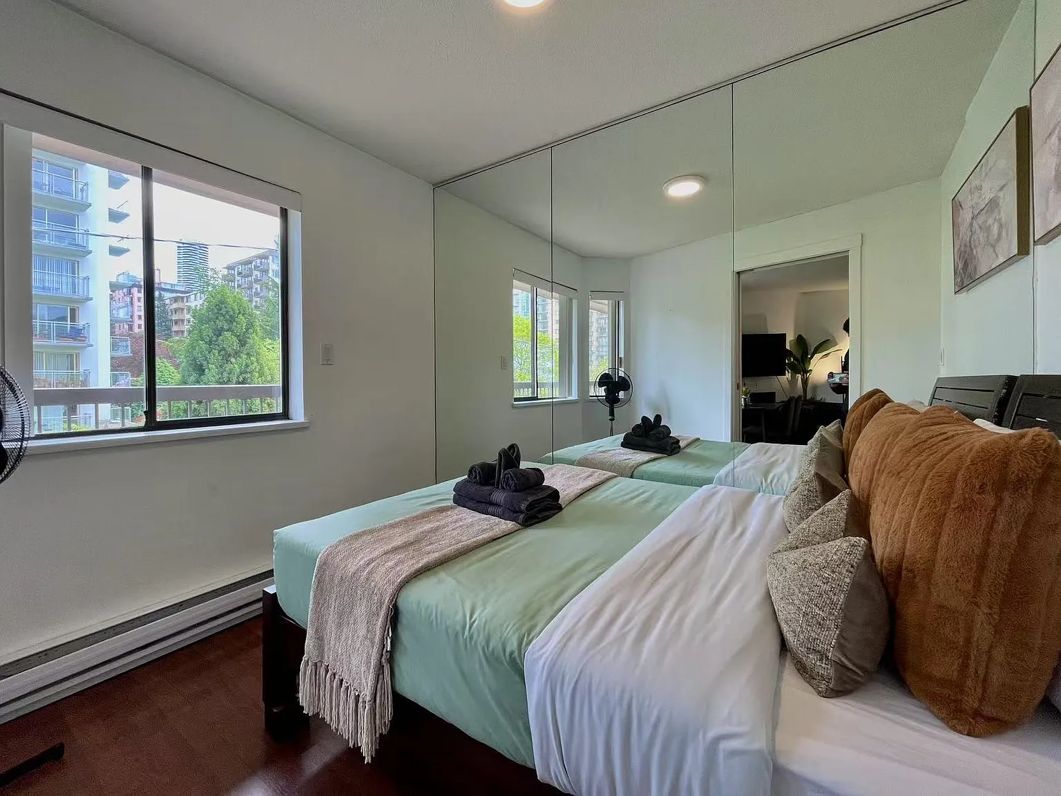 3 bed, 829 sqft, $4,390 — Photo 3