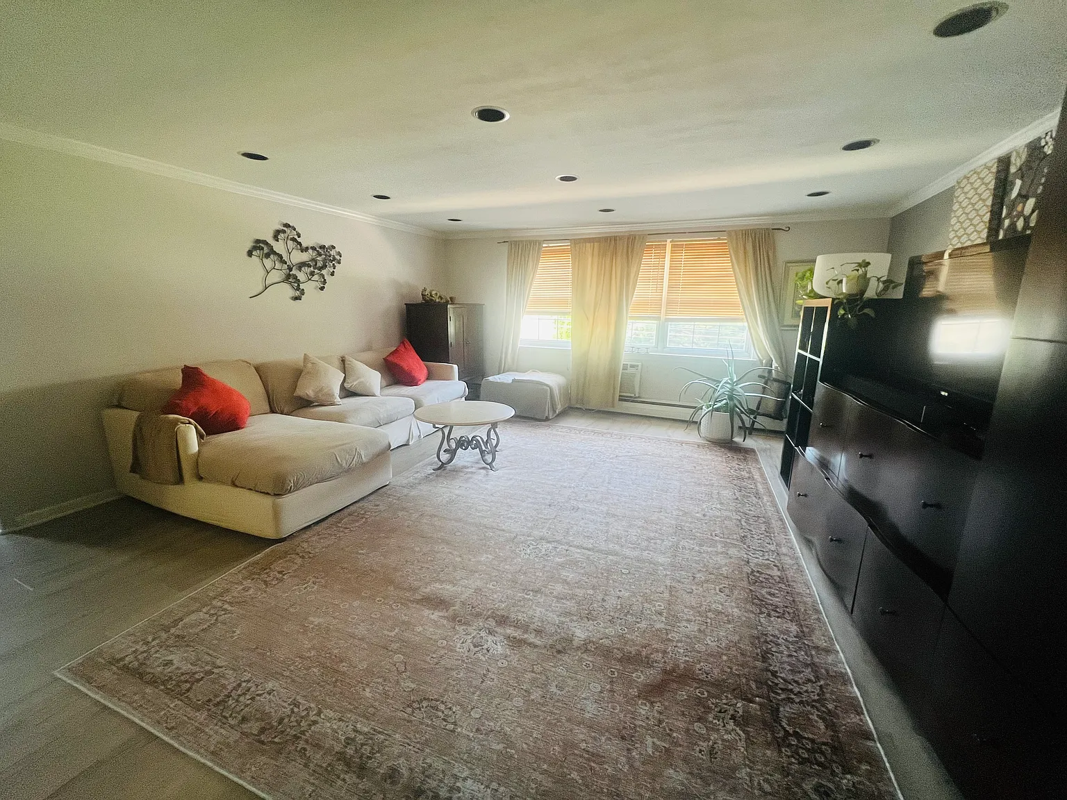 2 bed, 945 sqft, $2,100 — Photo 2
