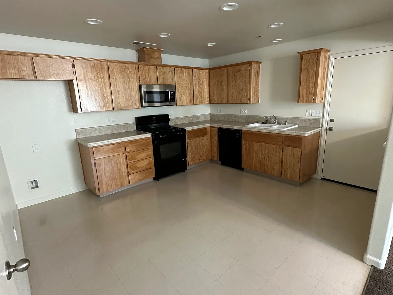 2 bed, 943 sqft, $1,550 — Photo 2