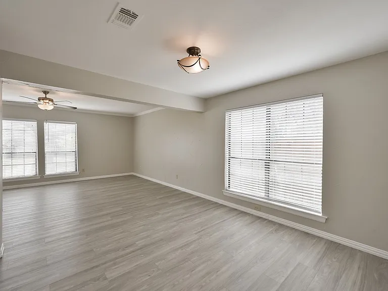 1521 Stratford Dr — Photo 24
