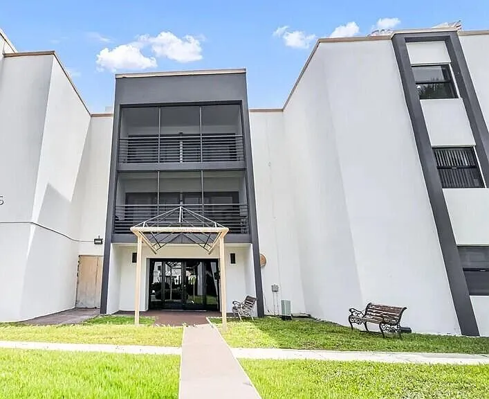 4040 N Hills Dr #31 — Photo 2