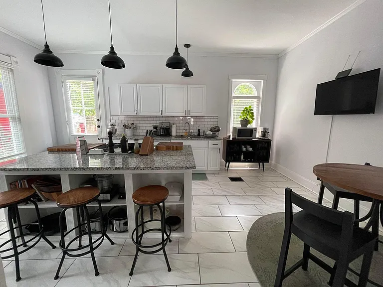 328 Oak St — Photo 2
