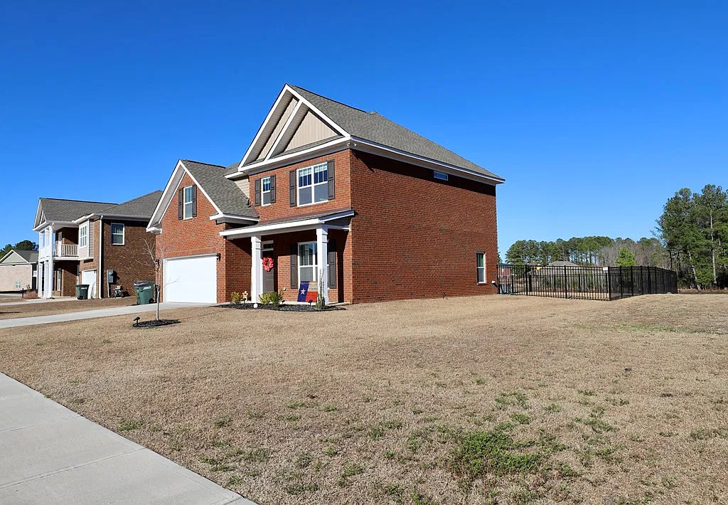 5 bed, 3.0 bath, 2549 sqft, $2,300 — Photo 3